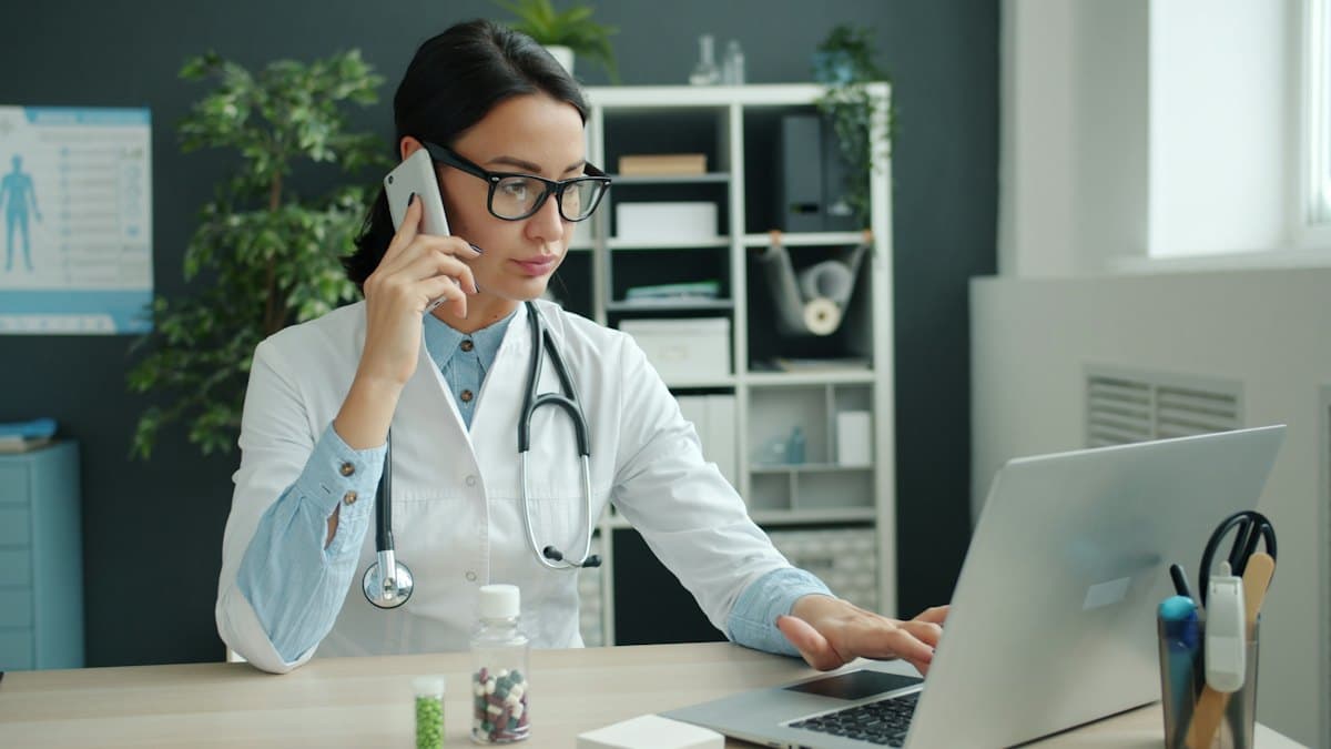 نرم افزار مدیریت مطب چیست؟ راهنمای کامل